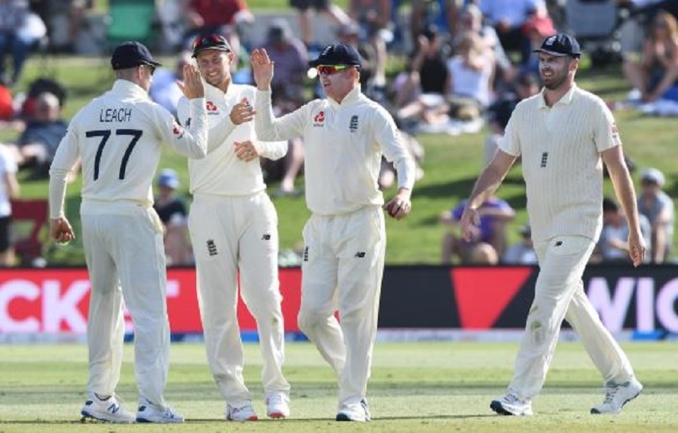 England strike early in New Zealand innings in first test
