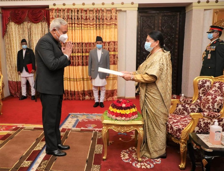 Indian Ambassador Srivastav presents his credentials to President Bhandari