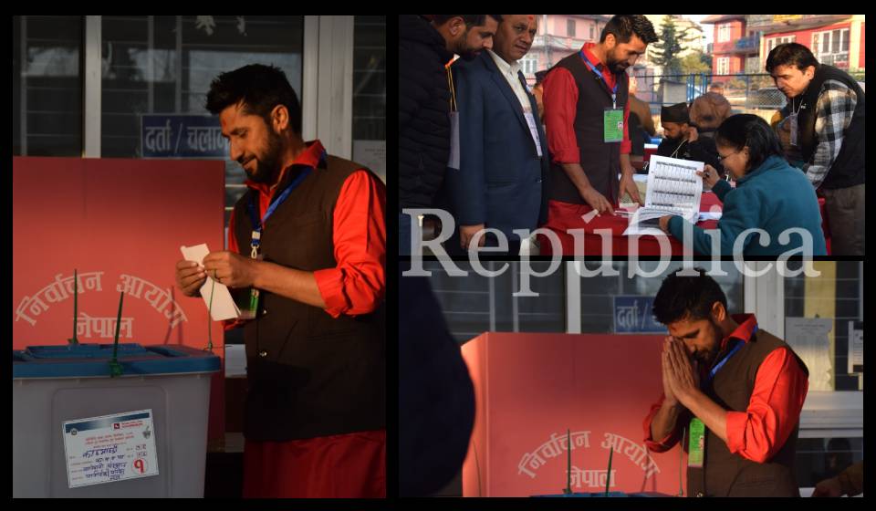 Ravi Lamichhane casts vote for General Election 2022
 (Photo Feature)
