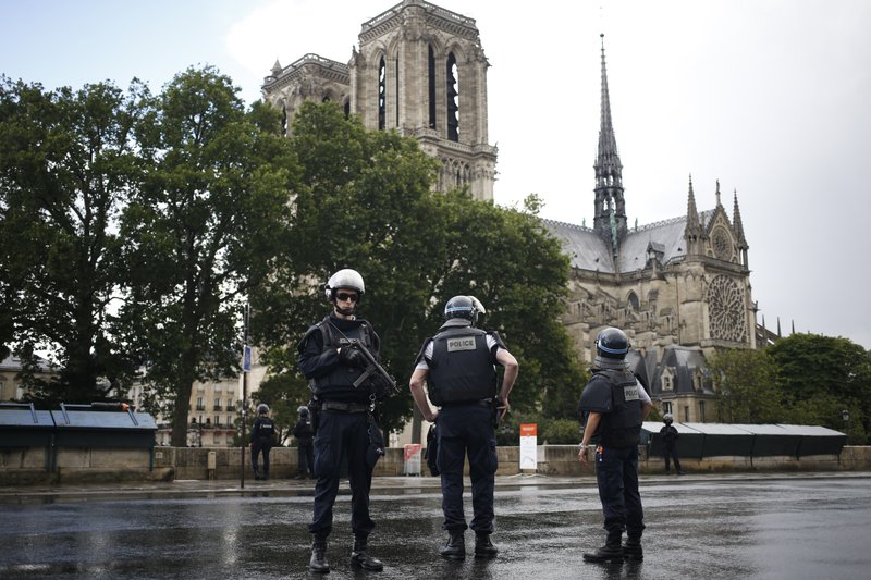 Attacker uses hammer on officers near Notre Dame in Paris