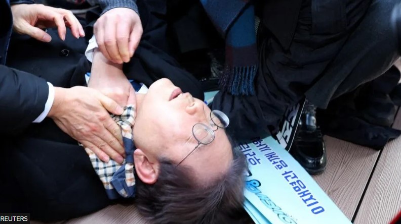Lee Jae-myung: South Korea opposition leader stabbed in neck on visit to Busan