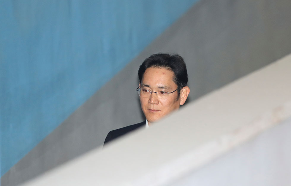 Prosecutors demand 12-year prison term for Samsung heir Lee