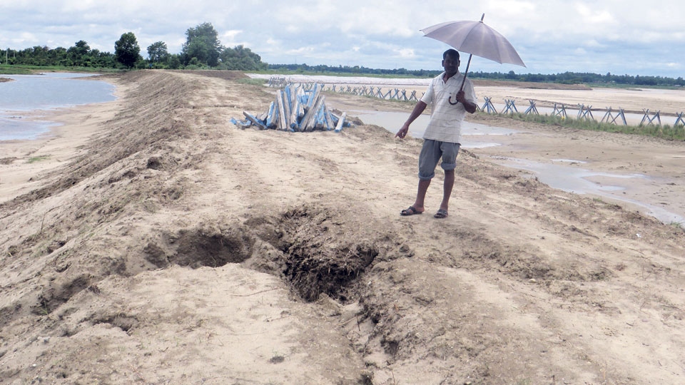Saptari flood victims demand inquiry into embankment construction embezzlement
