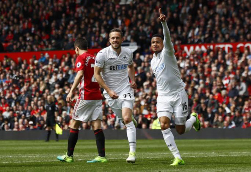 United held at home by Swansea after Sigurdsson strike