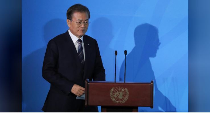 Moon, Abe back dialogue to resolve South Korea-Japan dispute - South Korea