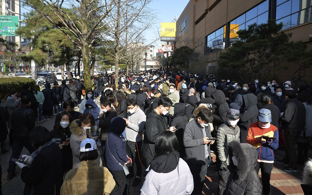 South Korea coronavirus surge spurs museum closures, mask-buying spree