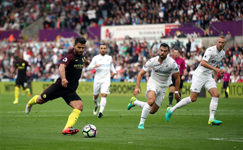 Aguero returns in style for Man City