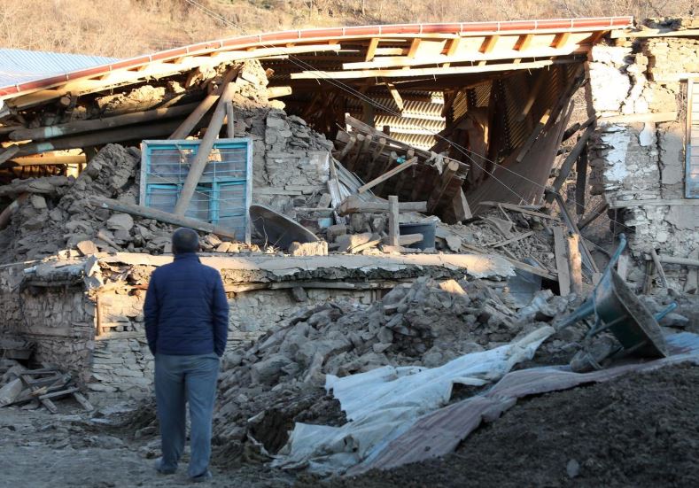 Turkey quake kills at least 22, rescuers dig for survivors