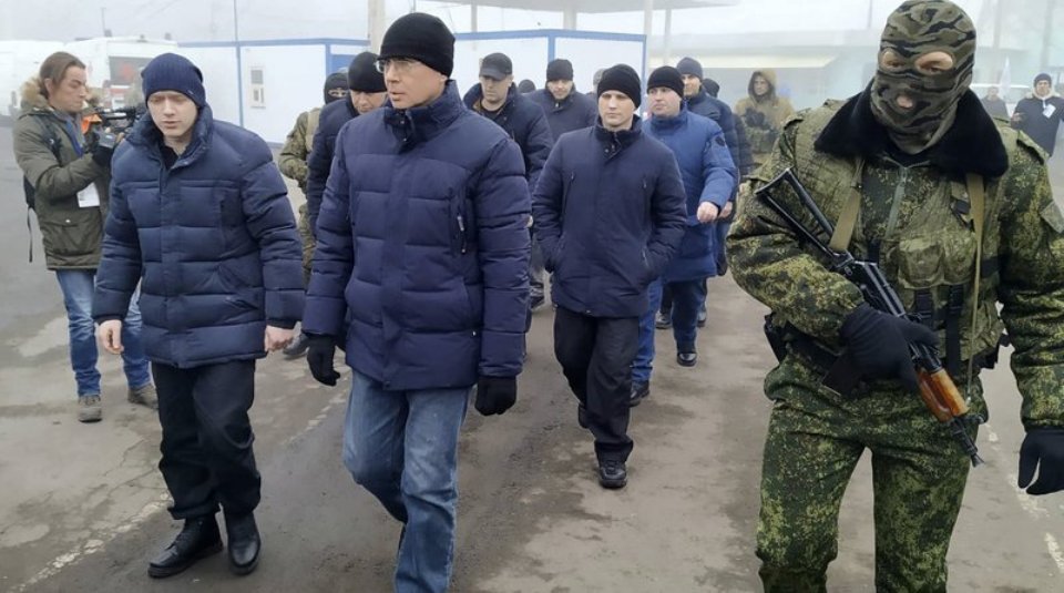 Ukraine, eastern rebels swap prisoners in move to end war