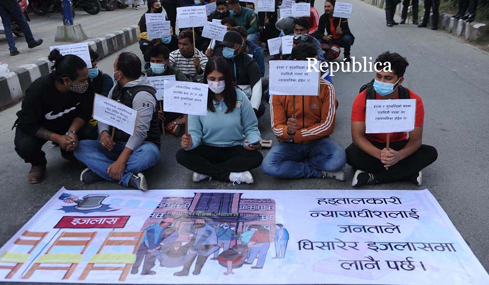 PHOTOS: Demonstration at Maitighar demanding interference free judiciary