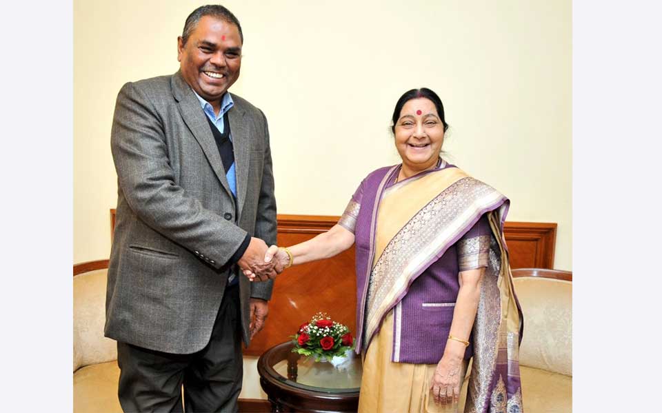 Swaraj felicitates FSFN Chair Yadav