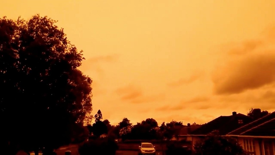 Australia's bushfires turn neighbouring New Zealand's skies bright orange