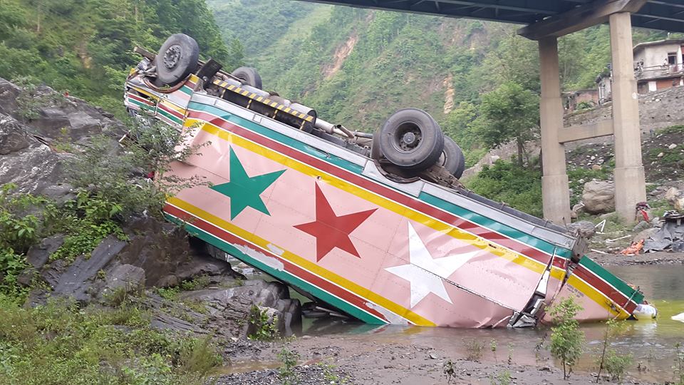 3 injured as cargo truck fell off bridge