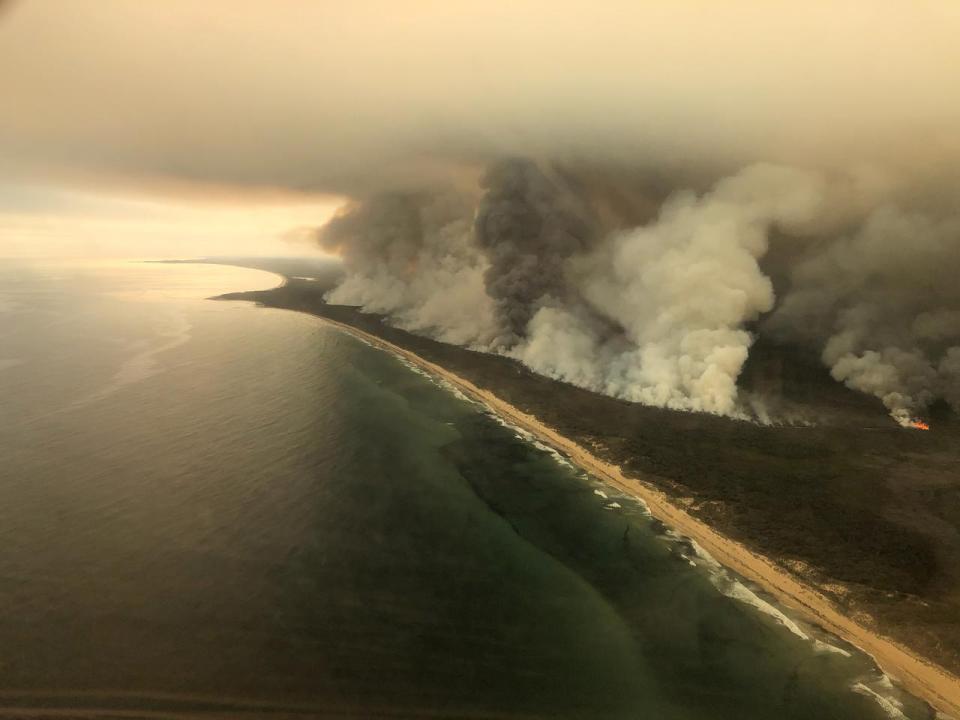 'Too late to leave': Bushfires out of control across southeast Australia