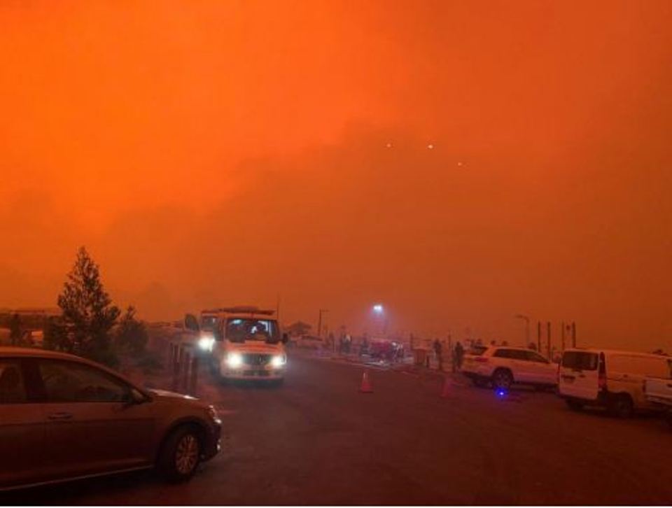 Thousands trapped on Australian beaches by dangerous bushfires