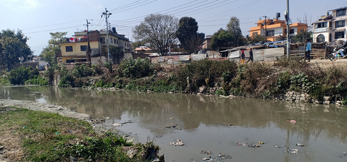 Litterers fined on the spot for throwing garbage on Bagmati riverbanks