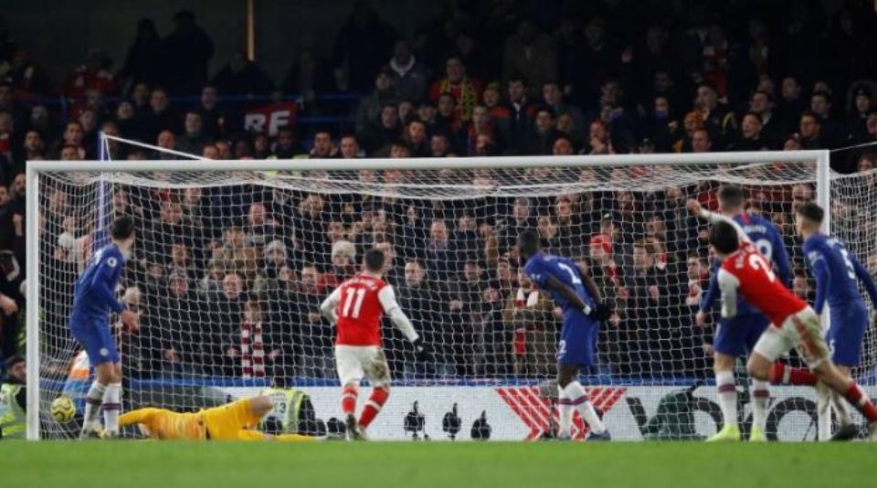 Newcastle and Arsenal grab draws, Villa win on crazy night