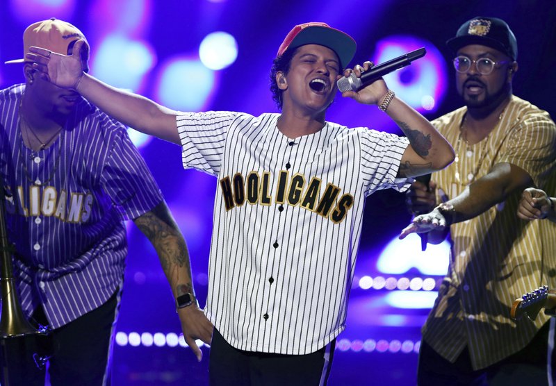 Bruno Mars wins 7 at American Music Awards
