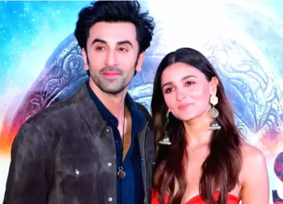 'Brahmastra': Fans are unimpressed with Ranbir Kapoor and Alia Bhatt's on-stage chemistry, say 'so much awkwardness'
