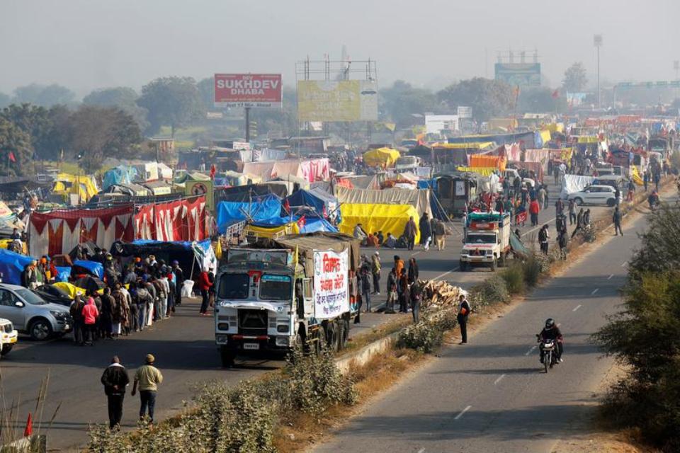 Punjab warns farm protesters against telecom mast attacks