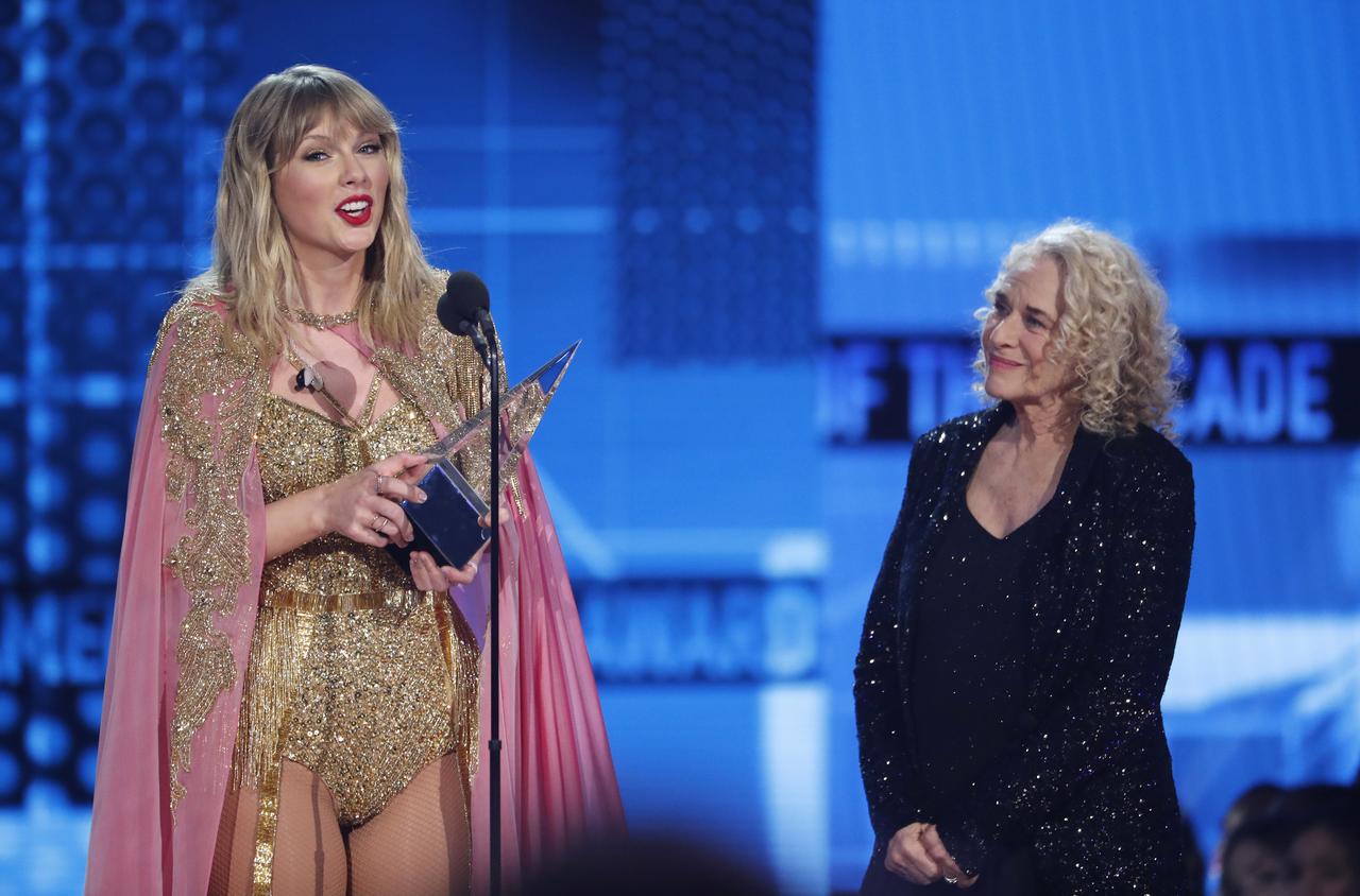 Taylor Swift puts rancor aside, smashes all-time American Music Award record
