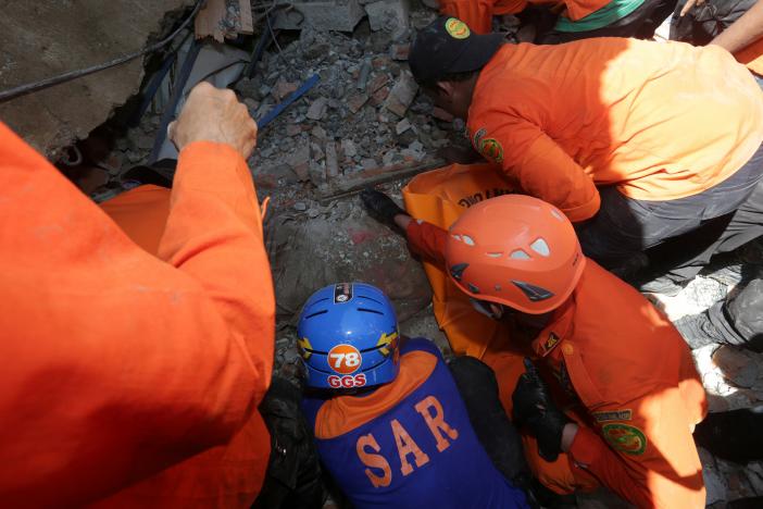 Indonesian quake toll passes 100 as rescuers struggle