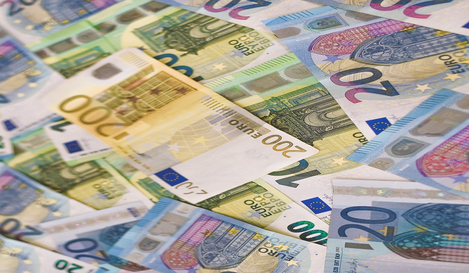 Euro slightly gains against US dollar