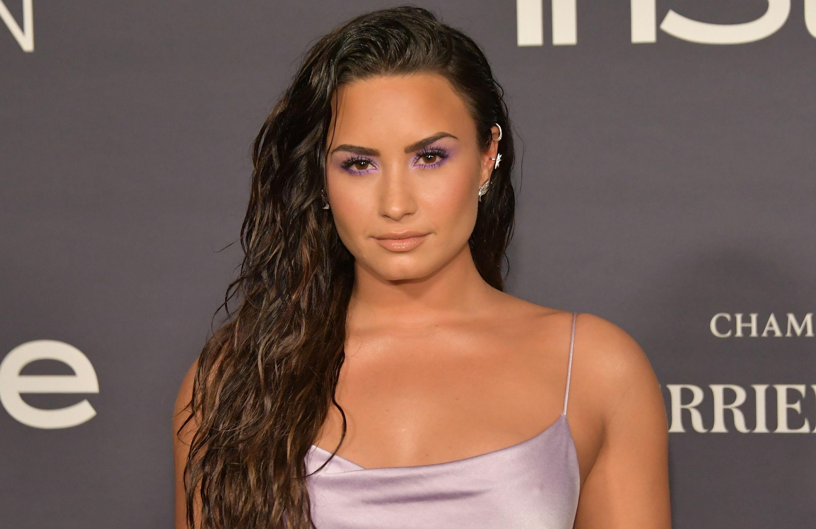 Demi Lovato shares makeup-free selfie, says 'accepting myself the way I am'