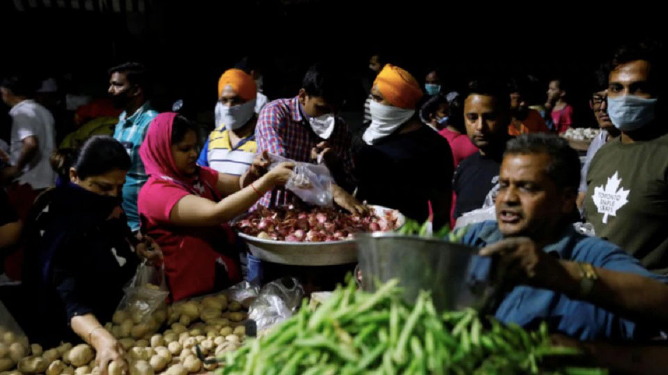 Indians scramble for supplies as three-week coronavirus lockdown begins