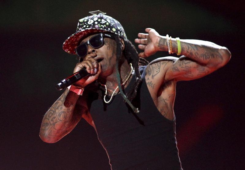 Rap star Lil Wayne suffers seizures, is hospitalized: reports