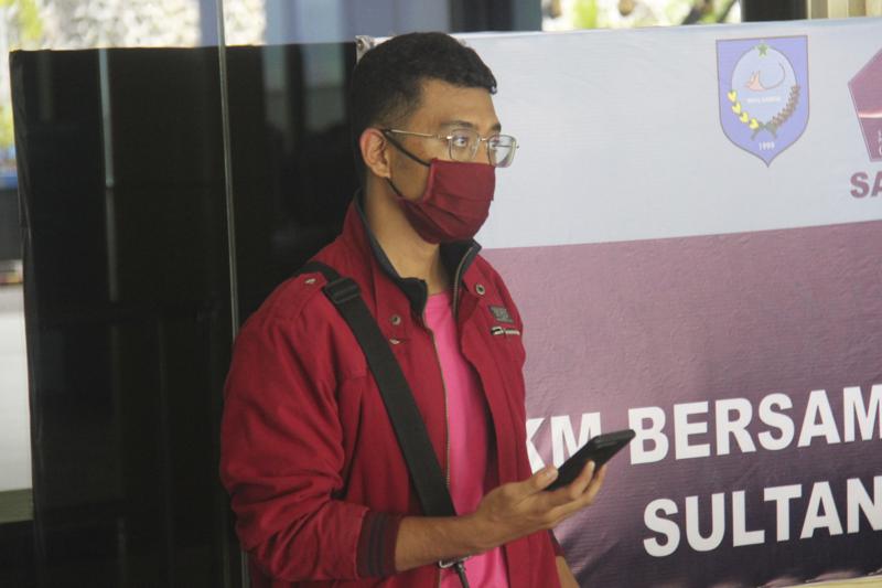 Man with coronavirus disguises as wife on Indonesian flight
