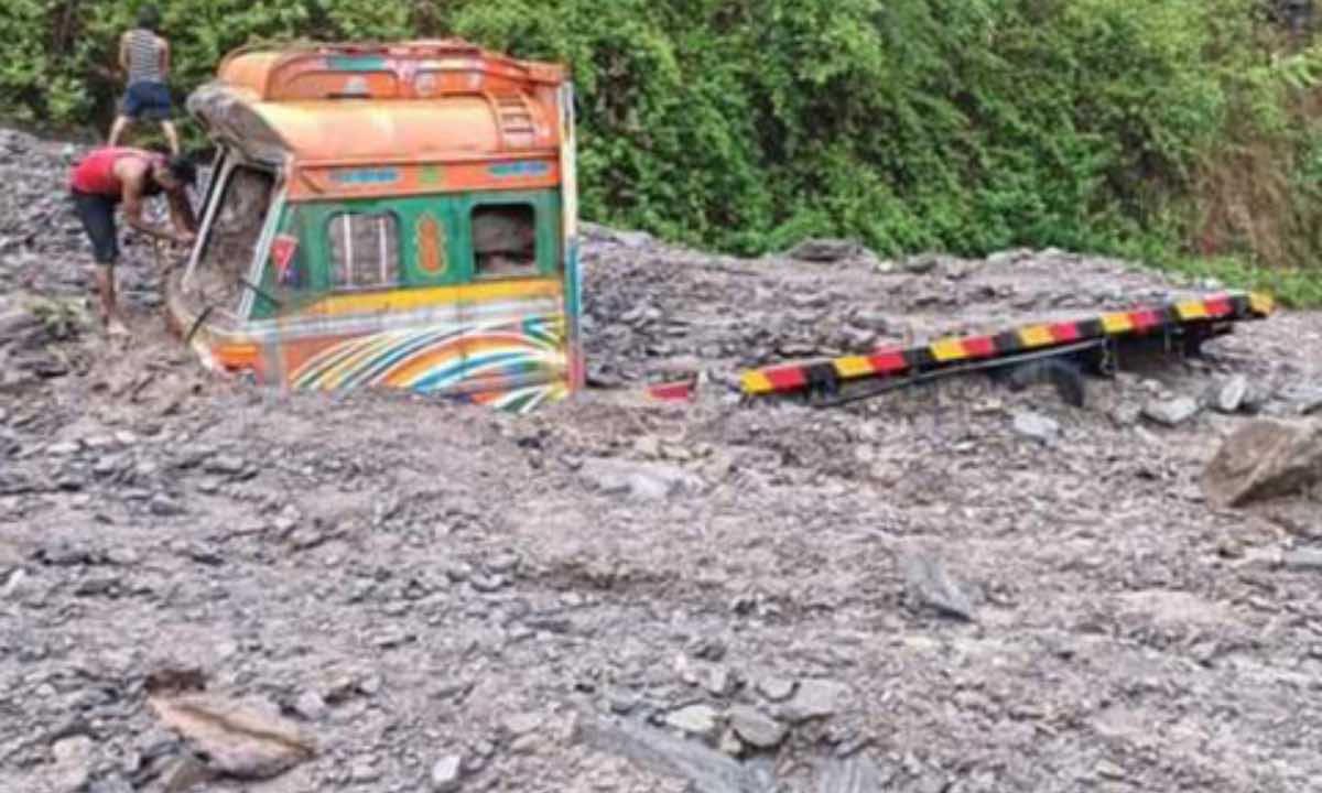 Landslides block mid-hill highway