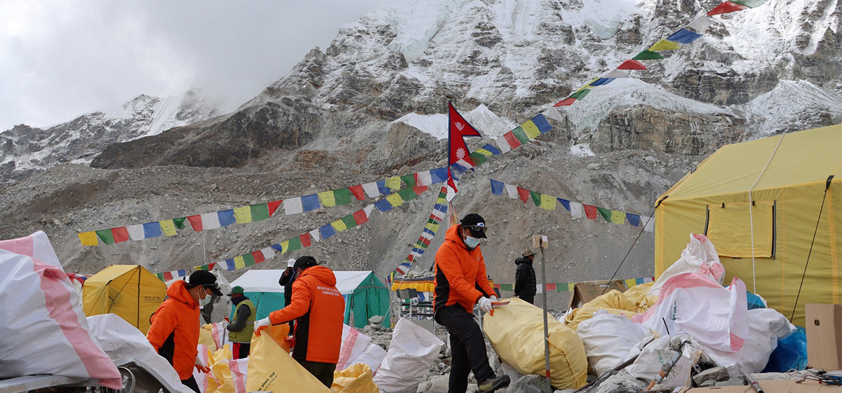 11 metric tons of garbage including 4 dead bodies collected from mountains