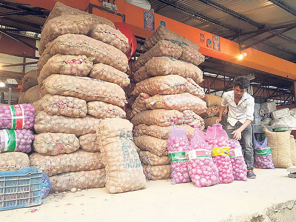 Daily onion import through Tatopani crosses 100 tons