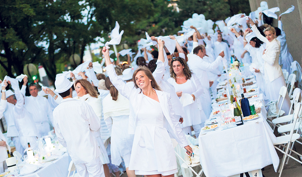 Pop-up New York City dinner draws thousands, all in white