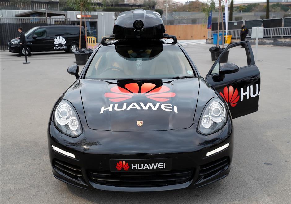 Huawei’s AI-powered smartphone drives a Porsche