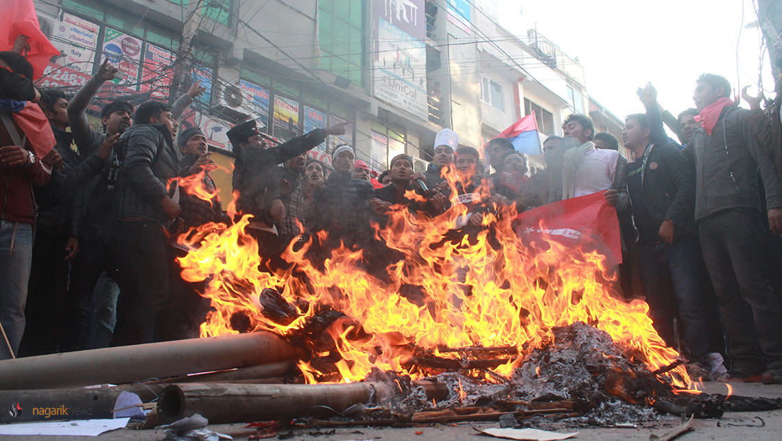 PM’s effigy burned against constitution amendment bill (photo/video)