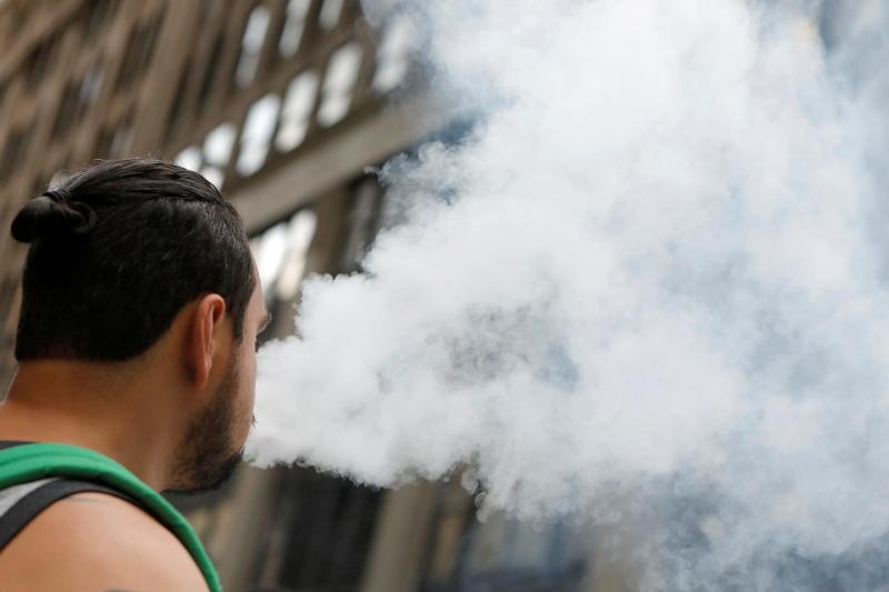 U.S. cuts vaping-related illness total under refined case definition