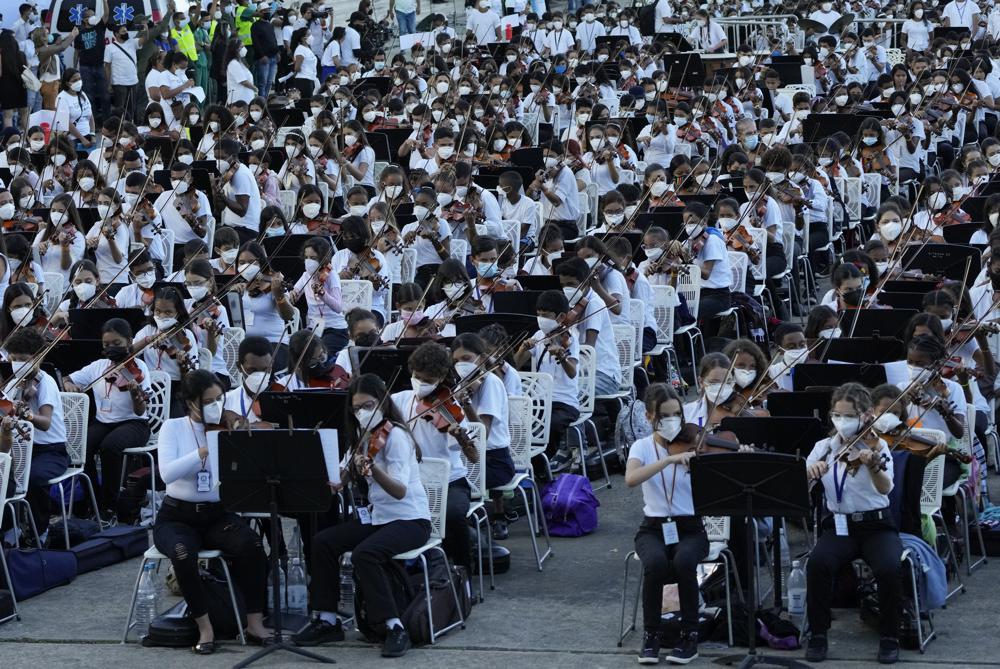 Venezuelan musicians set world’s largest orchestra record