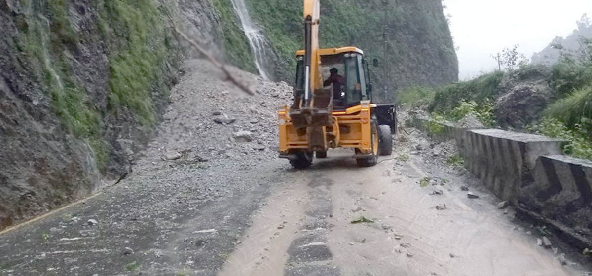Sisneri road connecting Hetauda to Kathmandu blocked