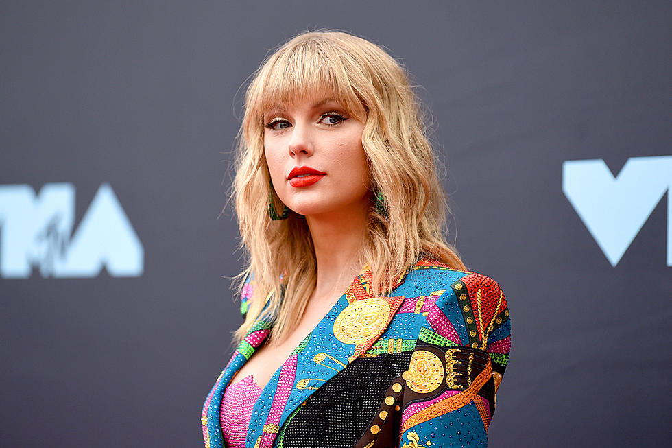 Taylor Swift donates $30,000 to student's UK college fund