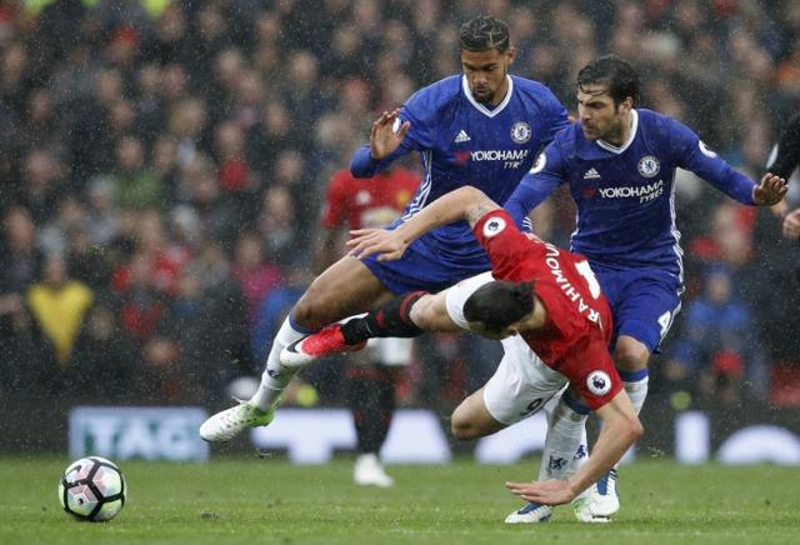 United offer hope to Spurs with 2-0 win over Chelsea